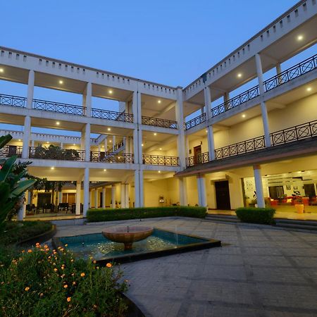 Treehouse Hotel Club & Spa Dharuhera Exterior photo